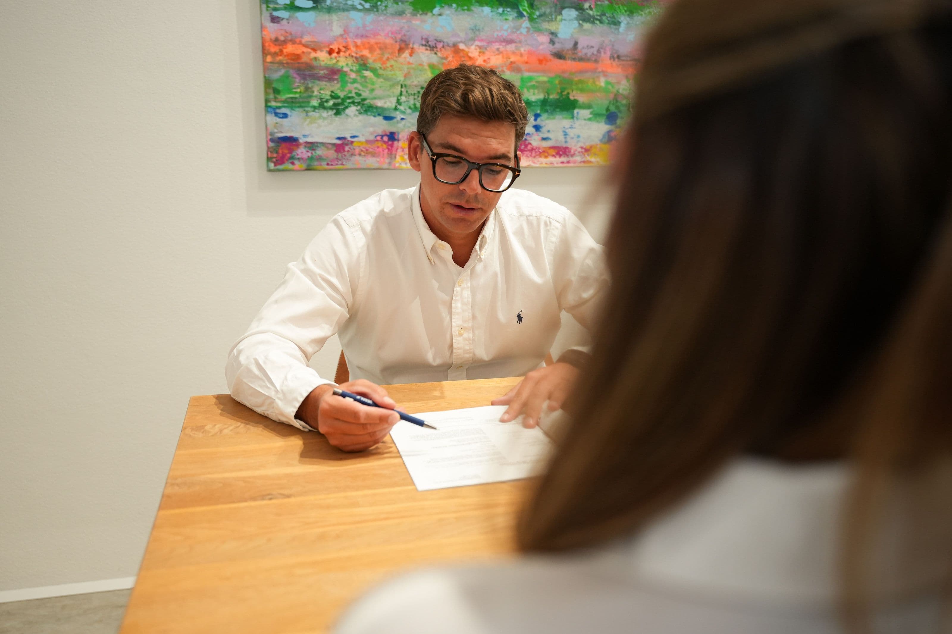 Beratungsgespräch im Büro von Sesselmann + Partner in Thyrnau
