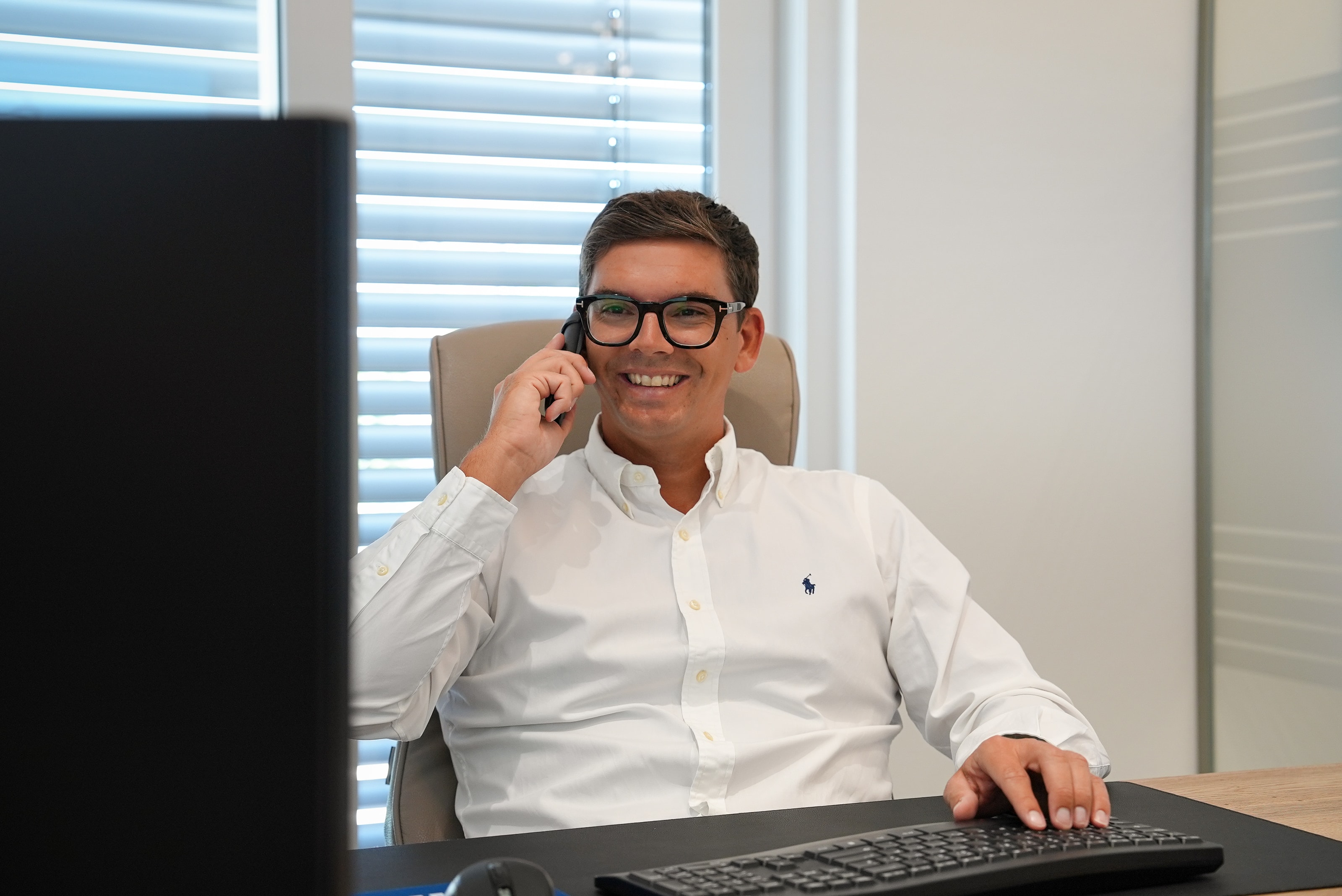 Dustin Sesselmann im Beratungsgespräch am Telefon im Büro in Thyrnau